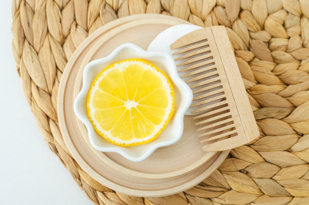 柠檬片和木梳子。自制爽肤水或美容面膜的原料。天然护肤，自制水疗美容配方。俯视图图片下载
