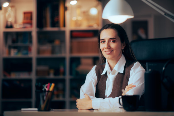 快乐的职业女性在办公室穿男装图片下载