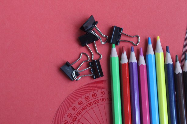 彩色铅笔，夹子和尺子图片下载