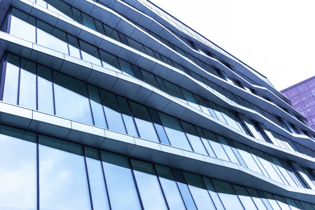 用玻璃和混凝土建造的现代建筑。图片下载