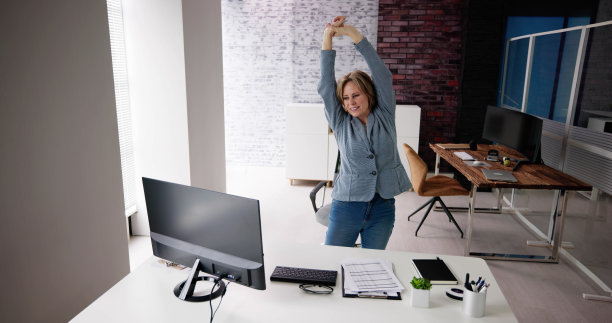 站在桌子旁伸展手臂图片下载