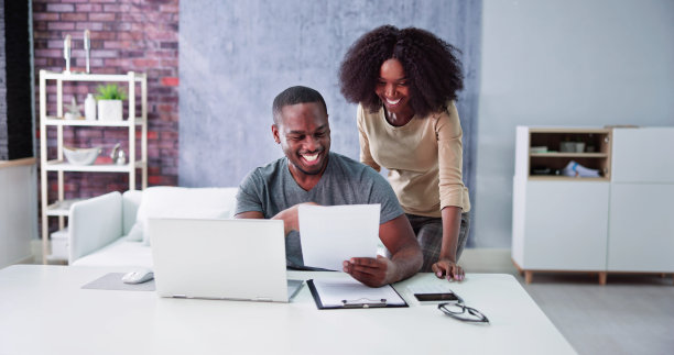 夫妻做税收和家庭预算图片下载