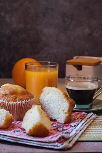 松饼早餐加咖啡和橙汁。图片下载