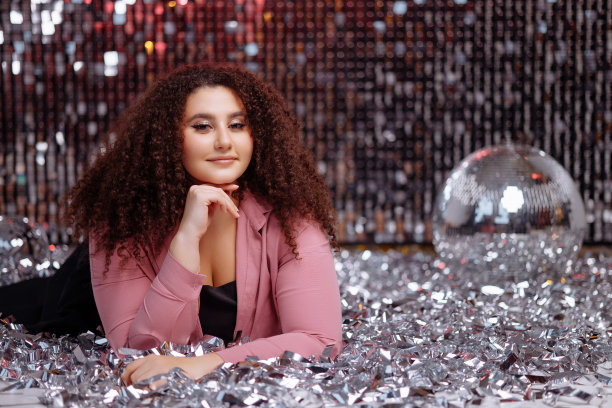 美丽，自信的女人加上大小模特图片下载