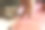 妇女们用手揉捏粘土，然后用它雕刻出杯子或碗。制作陶瓷产品的过程，特写图片下载
