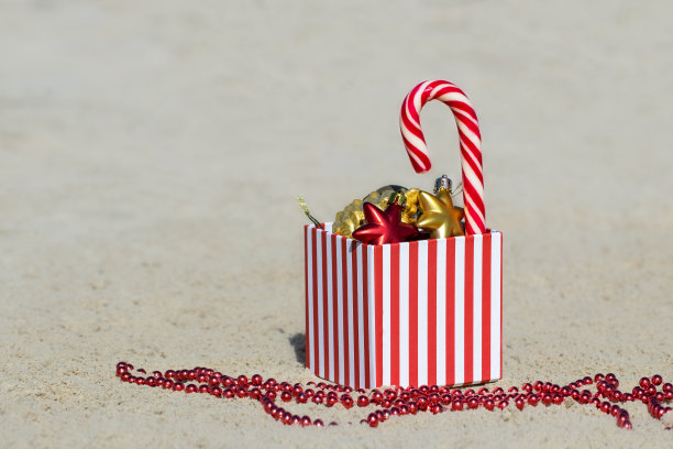 在海滩上过圣诞节。旅行。圣诞背景与圣诞装饰在沙滩上。图片下载