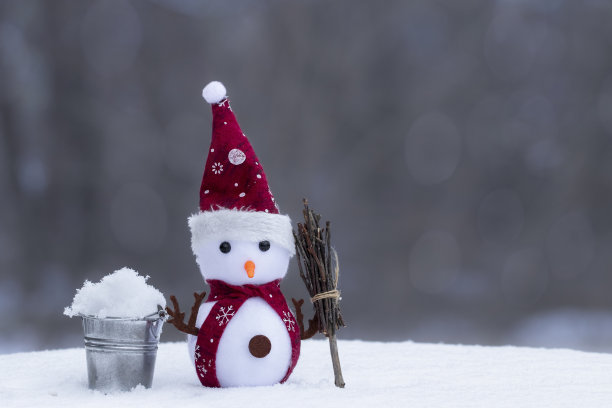 雪人玩具在闪亮的银色背景。圣诞节和新年装饰。美妙的冬季主题。图片下载