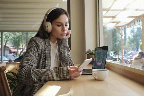 年轻的IT专业人员在咖啡店工作。图片下载