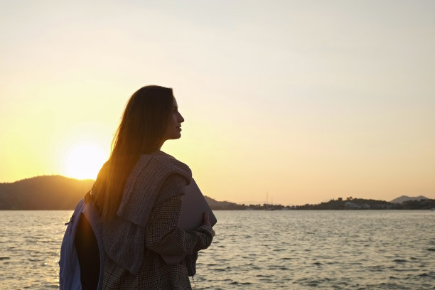 年轻的专业人士在工作一天后放松。图片下载