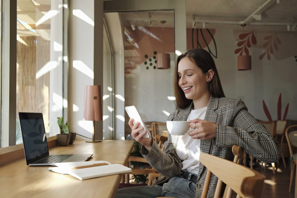 年轻的IT专业人员在咖啡店工作。图片下载