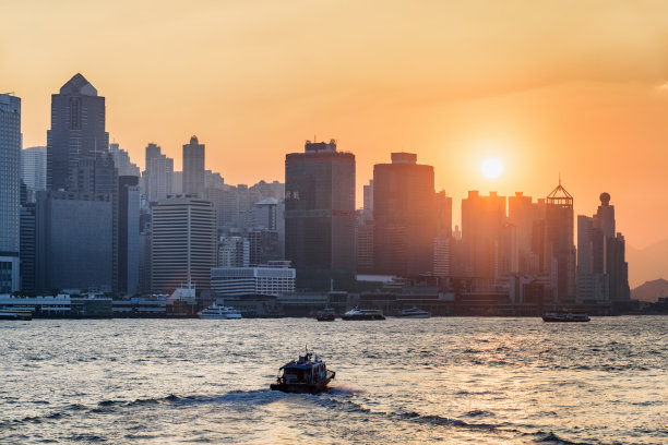 香港维多利亚港日落时分的快艇图片下载