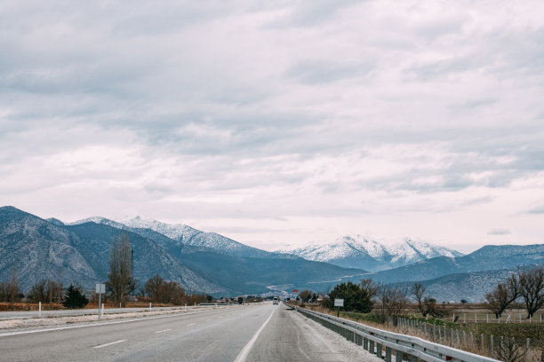 雪山与公路图片下载