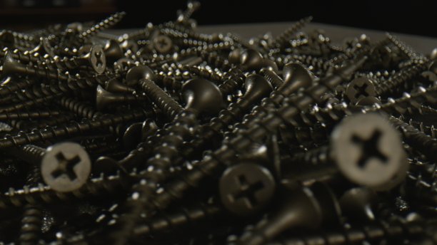 一大堆长长的黑色螺丝-靠近图片下载