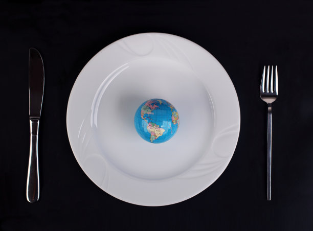 餐盘上的地球与刀叉：消费主义概念图片下载