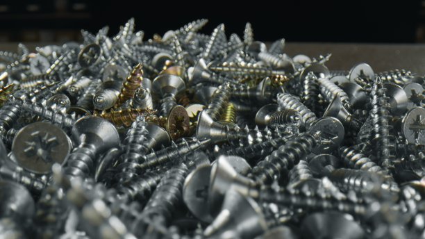 巨大的金属和黄铜螺丝堆-接近图片下载