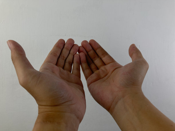 一个年轻人的双手祈祷着希望，祈祷的手姿势，孤立在白色的背景中。图片下载