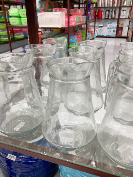 近距离的玻璃罐子展示在一家五金店。图片下载