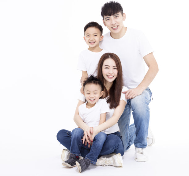 快乐的亚洲家庭和孩子们坐在白色的地板上图片下载