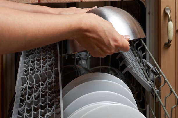 脏盘子装在洗碗机里图片下载