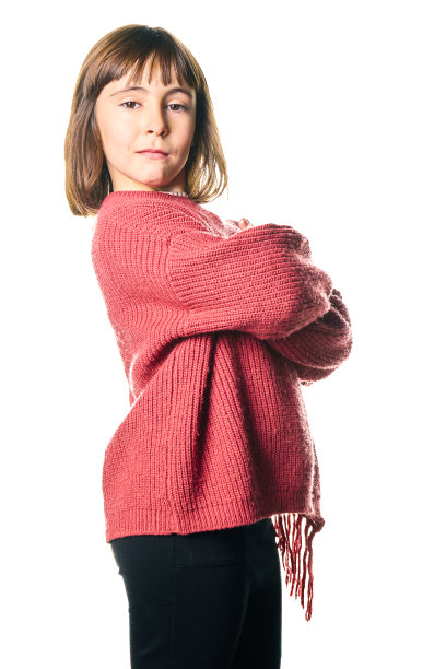 幼小的学前班女孩用漫不经心的态度看着镜头，把背景剪了下来图片下载