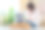 成熟的女人用笔记本电脑坐在家里的沙发上，带着放松的姜猫睡觉图片下载