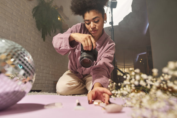 女孩在相机上拍摄美丽的构图图片下载
