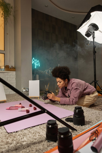 女孩为化妆霜、乳液和玫瑰拍照图片下载