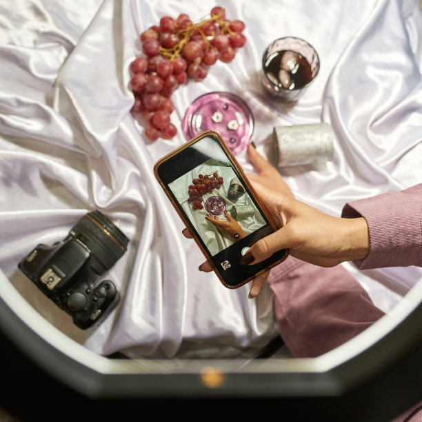 从相机镜头俯瞰正在拍照的女孩图片下载