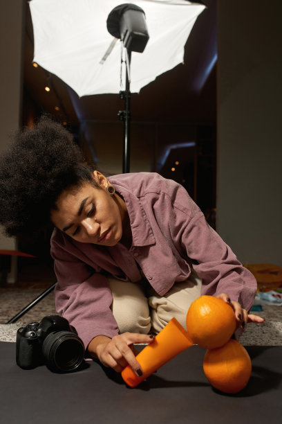 女孩准备化妆霜和橘子拍照图片下载