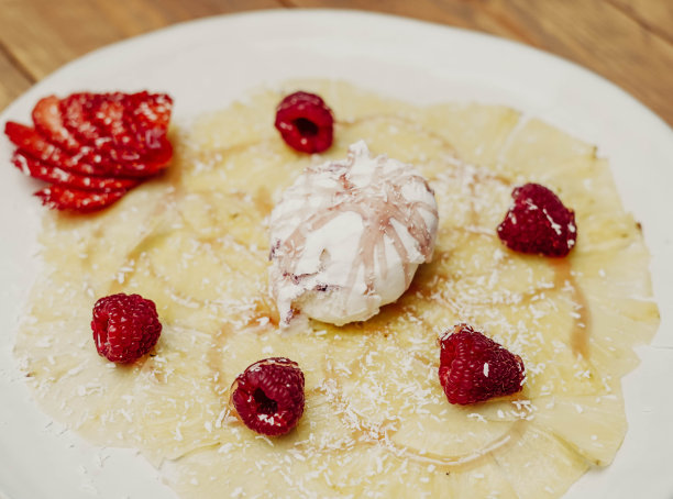 菠萝配草莓和奶油图片下载