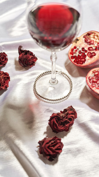 葡萄柚，干玫瑰，葡萄酒和项链图片下载