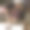 女孩正在拍摄咖啡豆和化妆品的照片图片下载