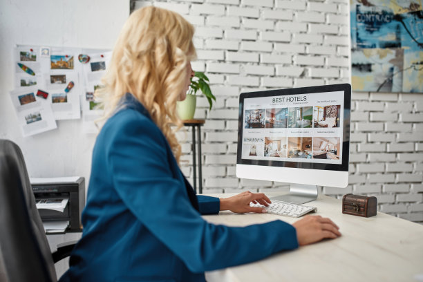 旅游代理在电脑上看豪华酒店图片下载