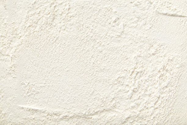 面粉封闭背景。白色背景上的一堆面粉。洒了面粉。面粉的纹理图片下载