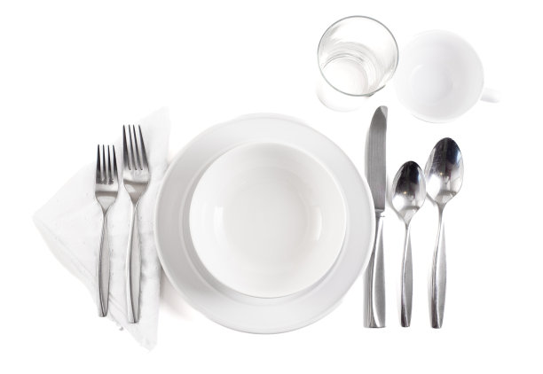 一套带有干净和空的白色餐具和银器的餐桌图片下载