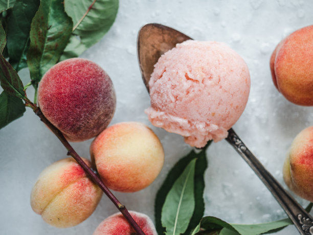 自制冰淇淋和熟透多汁的桃子图片下载