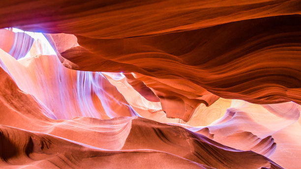 纳瓦霍保留区的羚羊峡谷。著名的槽峡谷。灯光展现了古老的螺旋形岩石拱门迷人的细节。羚羊峡谷上的彩光。岩石纹理有粉红色、品红和橙色。图片下载