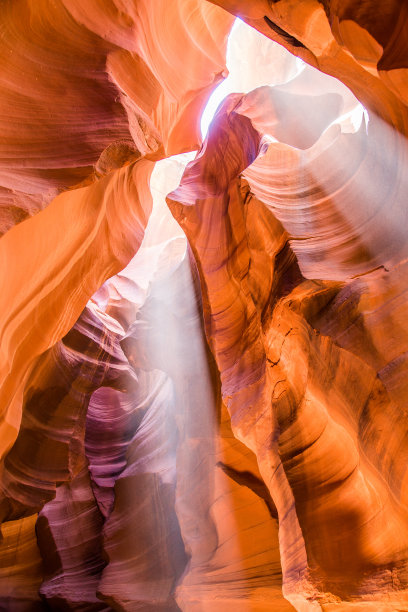 在纳瓦霍保留区羚羊峡谷上的光束。著名的槽峡谷。岩石的形成。光束，直射的阳光从洞里照射下来。图片下载