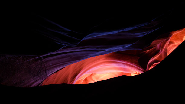 纳瓦霍保留区的羚羊峡谷。著名的槽峡谷。岩石形成，灯光游戏。图片下载