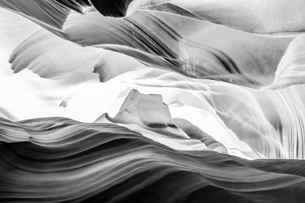 纳瓦霍保留区的羚羊峡谷。著名的槽峡谷。黑白照片显示地下超现实洞穴。图片下载