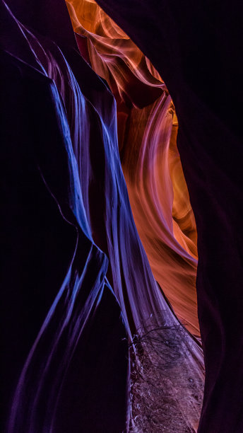 纳瓦霍保留区的羚羊峡谷。著名的槽峡谷。岩石形成，灯光游戏。图片下载