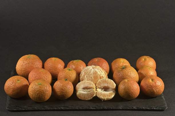 橘子 来自生态花园的深色背景。图片下载