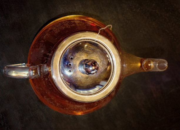 玻璃茶壶，上面放着热茶图片下载