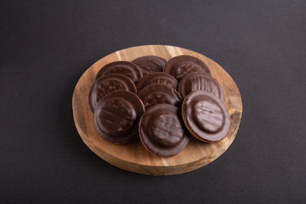 照片上的饼干在木板上的黑色背景图片下载