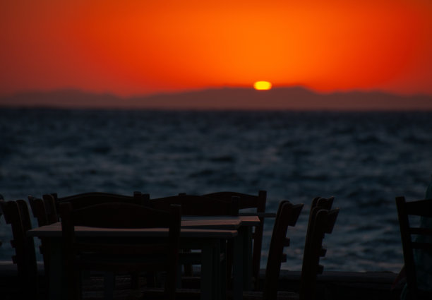 太阳在希腊帕罗斯岛的地中海上空落下图片下载