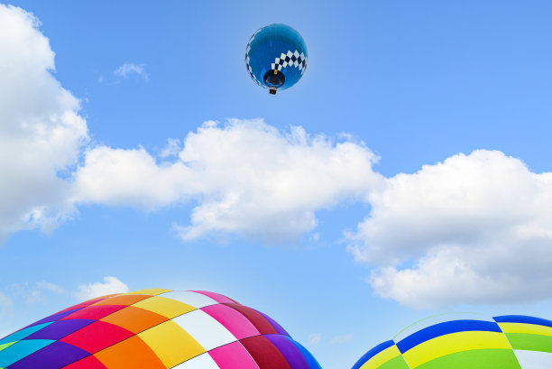 热气球飞过蓝天图片下载