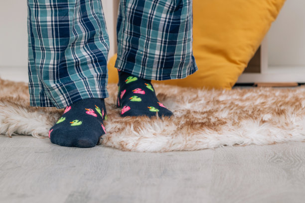 脚和袜子放在家里的地板上图片下载