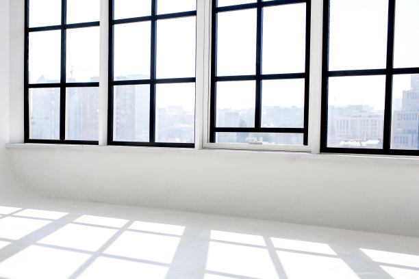 白色宽敞的房间，没有家具的大窗户图片下载