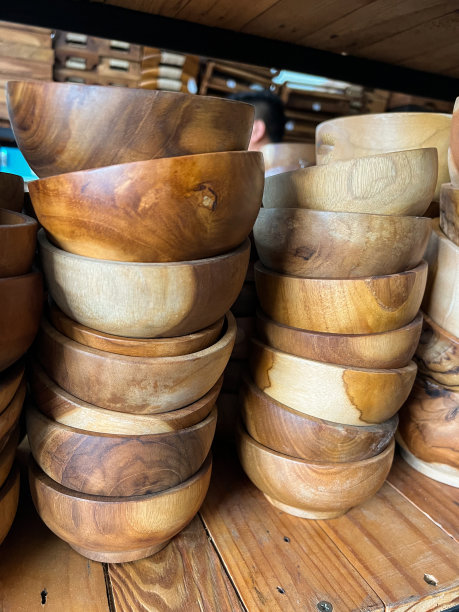 手工制作的木碗堆放在架子上图片下载