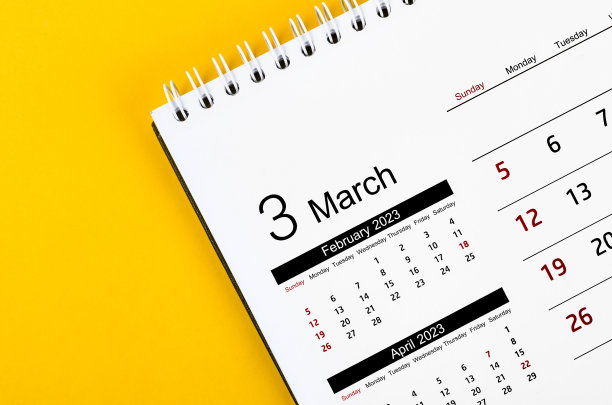 在黄色背景上关闭2023年3月2023年每月台历。图片下载